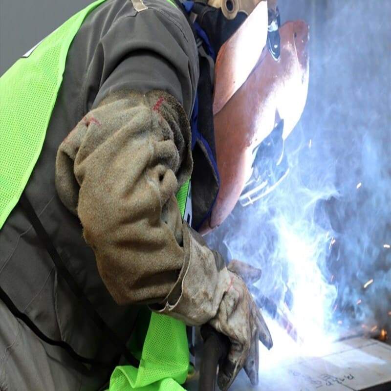 Bắt nhân viên tự mua đồ bảo hộ theo pháp luật
