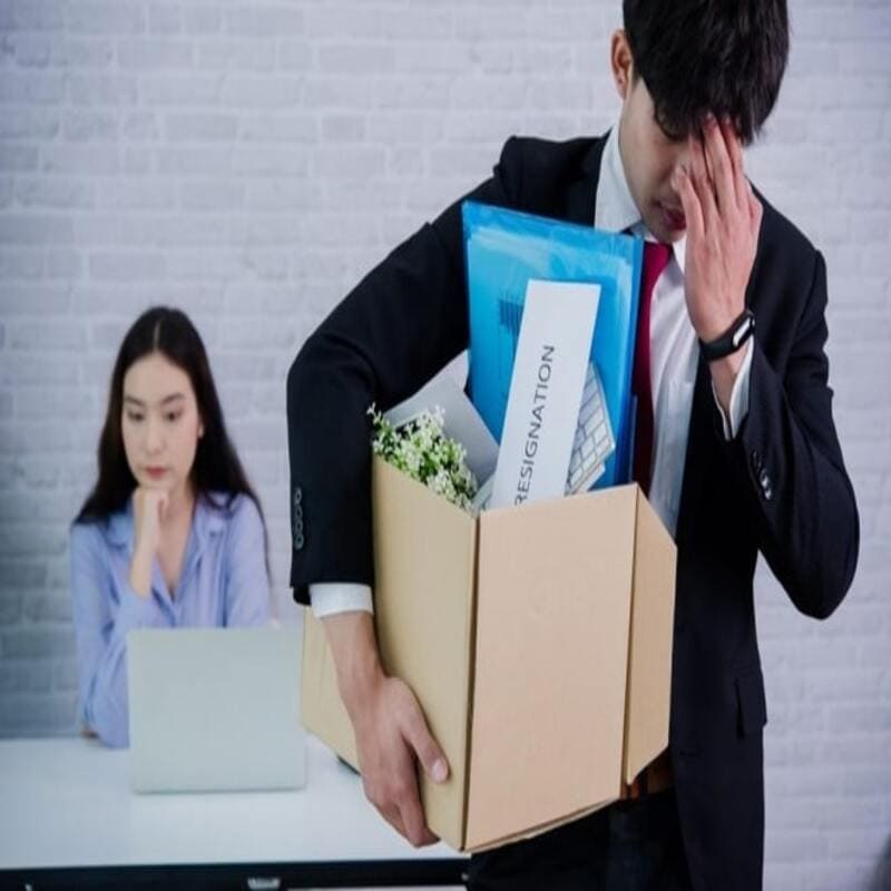 Công ty có được ép nhân viên tự viết đơn thôi việc không?