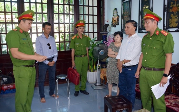 lợi dụng chức vụ, quyền hạn mua chuộc người làm chứng