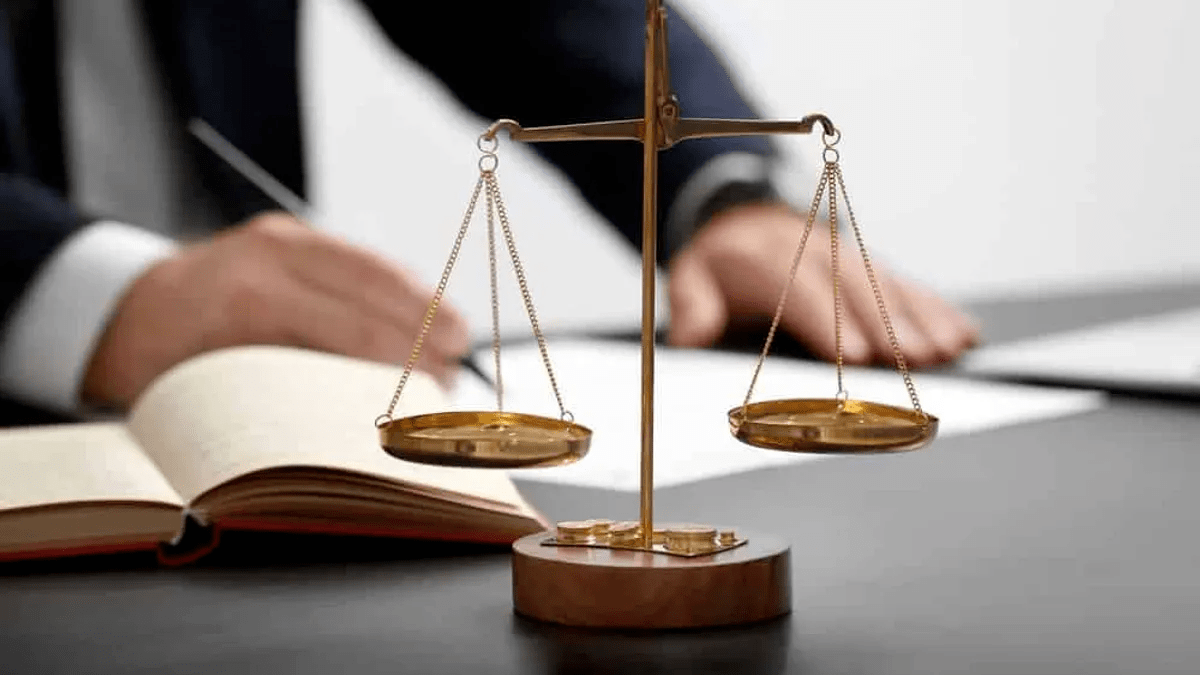 sử dụng vũ khí, vật liệu nổ và công cụ hỗ trợ quy định vũ khí quân dụng