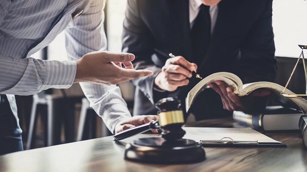Mua chuộc người làm chứng khai báo gian dối dẫn đến vụ án bị giải quyết sai