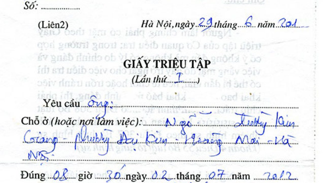 Việc triệu tập bị hại để lấy lời khai được thực hiện như thế nào?