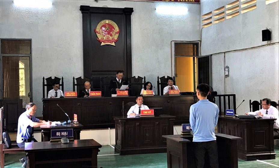 Sau khi hội đồng xét xử phúc thẩm huỷ bản án sơ thẩm thì thẩm quyền xét xử lại thuộc về cơ quan nào?