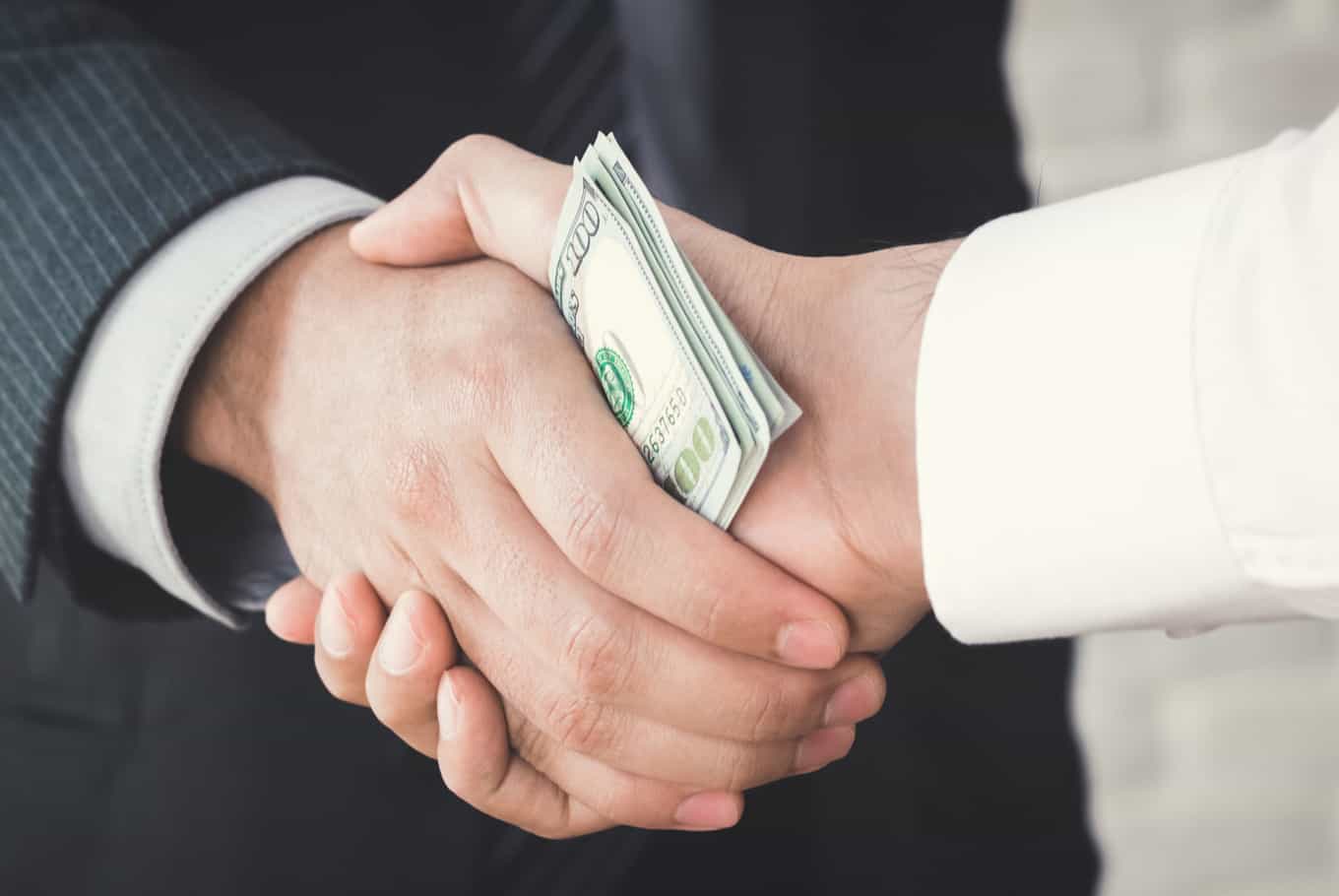 Giải quyết các câu hỏi liên quan đến mua chuộc