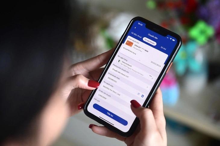 A person holding a cell phone

Description automatically generated