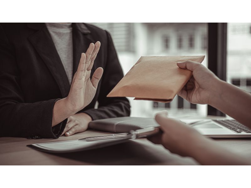 Xử lý hành vi ép buộc cấp dưới làm sai kết quả điều tra