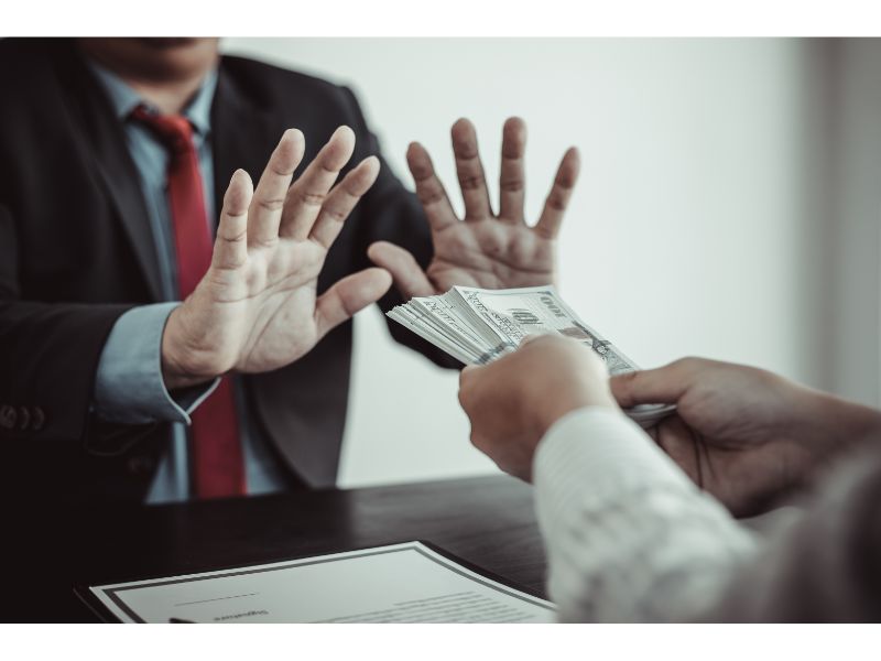 Tặng quà cho người có chức vụ có bị xử phạt không?