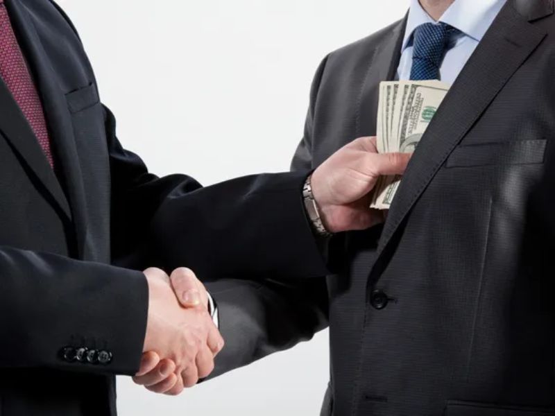 Trục lợi cá nhân là gì? Hành vi nào được xem là trục lợi cá nhân?