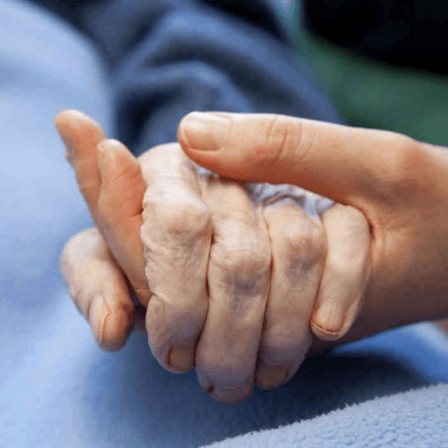 Phạm nhân có bố mẹ già yếu không người chăm sóc: Quy định pháp luật và hướng xử lý trong thực tiễn thi hành án hình sự