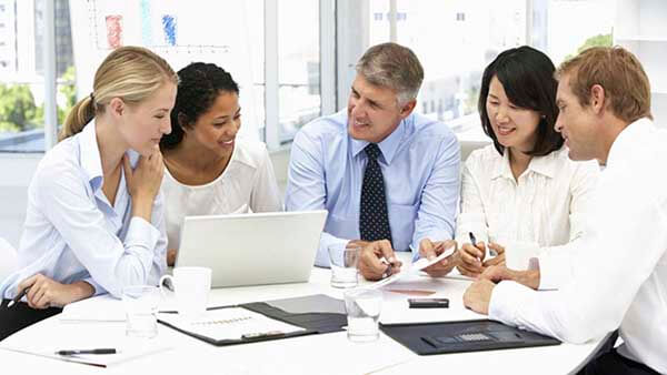 Để lao động tại Việt Nam, người nước ngoài phải thực hiện đúng luật pháp và các thủ tục cần thiết. - giấy phép lao động - nplaw.vn