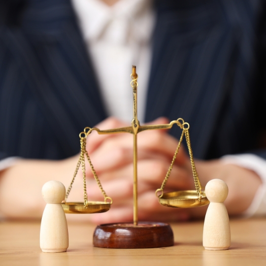 企业在谈判数据传输协议以降低法律风险时应该考虑什么？