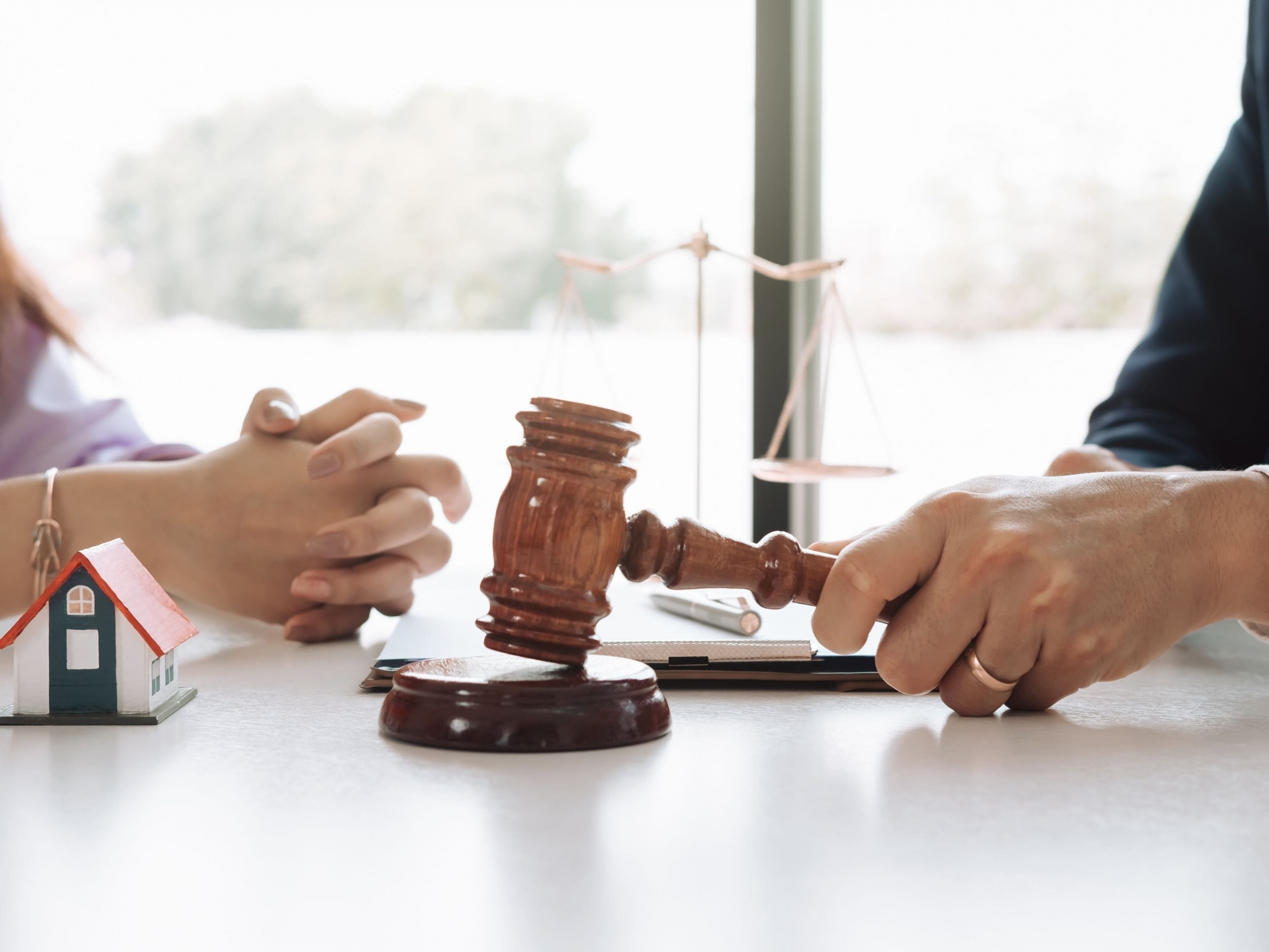 如何依法解决与股票相关的知识产权纠纷？