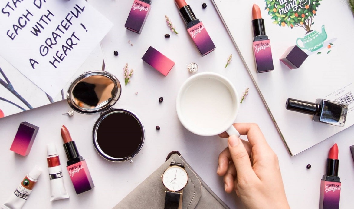 Who is eligible to be issued a cosmetic advertising license?