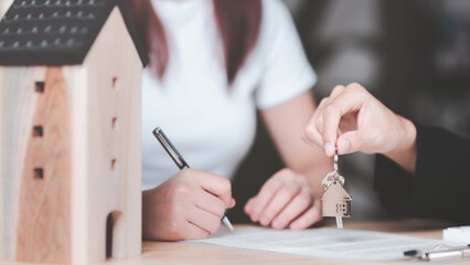 Việc đơn phương chấm dứt hợp đồng ủy quyền quản lý nhà ở mà không báo trước 30 ngày thì có vi phạm pháp luật không?