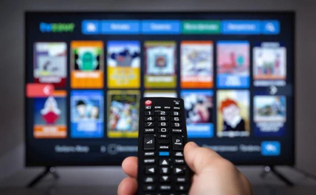 A hand holding a remote control

Description automatically generated