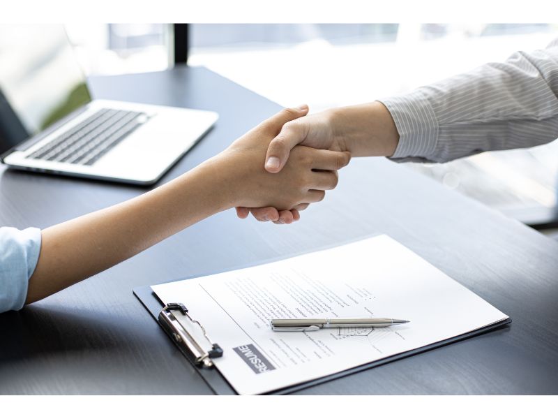 Xuất khẩu lao động là một trong những chính sách quan trọng của Việt Nam nhằm tạo việc làm và nâng cao thu nhập cho người lao động. Để thực hiện xuất khẩu lao động, việc ký kết hợp đồng cung ứng lao động giữa doanh nghiệp Việt Nam và đối tác nước ngoài là rất cần thiết. Bài viết dưới đây của NPLaw sẽ cung cấp thông tin về sự cần thiết, các quy định liên quan và một số thắc mắc thường gặp về hợp đồng cung ứng lao động để xuất khẩu.