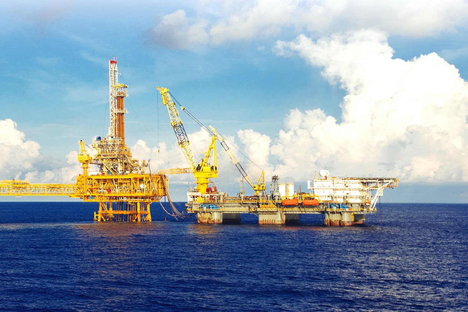 Đầu tư thực hiện dự án dầu khí các nhà đầu tư cần biết gì ở năm 2025