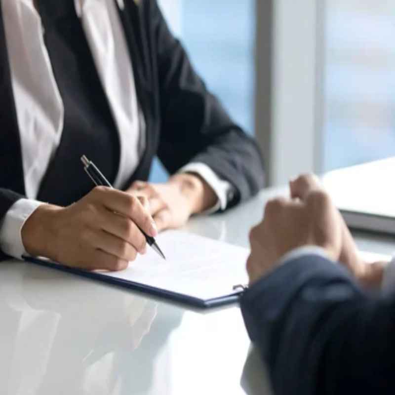 Điều khoản về chứng từ trong hợp đồng kinh doanh: Pháp lý và thực tiễn