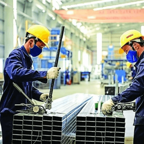 Bên nhận gia công sử dụng nguyên liệu không đúng quy định có thể đối mặt với những rủi ro pháp lý nào?