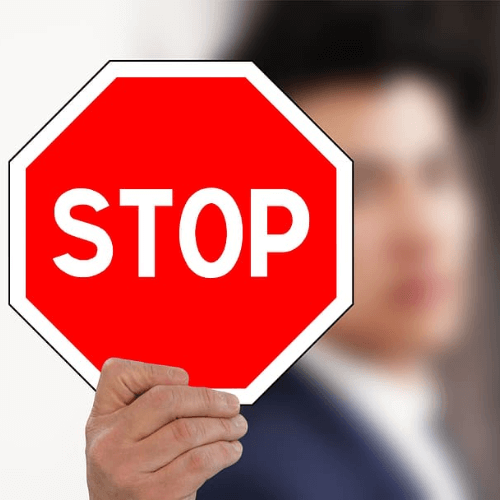 Bên thuê gia công yêu cầu ngừng sản xuất đột ngột có hợp pháp không? Xử lý tình huống này thế nào?