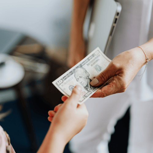 Trả lương chậm nhưng không đền bù lãi suất: Doanh nghiệp có vi phạm pháp luật không?