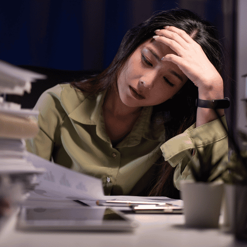 Nhân viên bị tăng ca quá tải: Quy định pháp luật, quyền lợi người lao động và trách nhiệm của doanh nghiệp