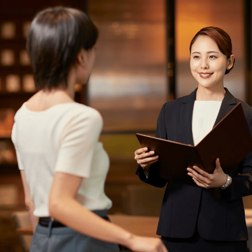 Quy định pháp luật về nhân viên vi phạm quy tắc ứng xử với khách hàng
