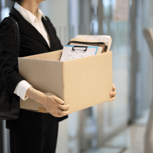 Sa thải người đang nghỉ ốm đau có trái luật? Những rủi ro khiến doanh nghiệp dễ thua kiện và bồi thường lớn