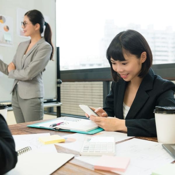 Nhân viên làm việc riêng trong giờ làm việc có bị kỷ luật không?