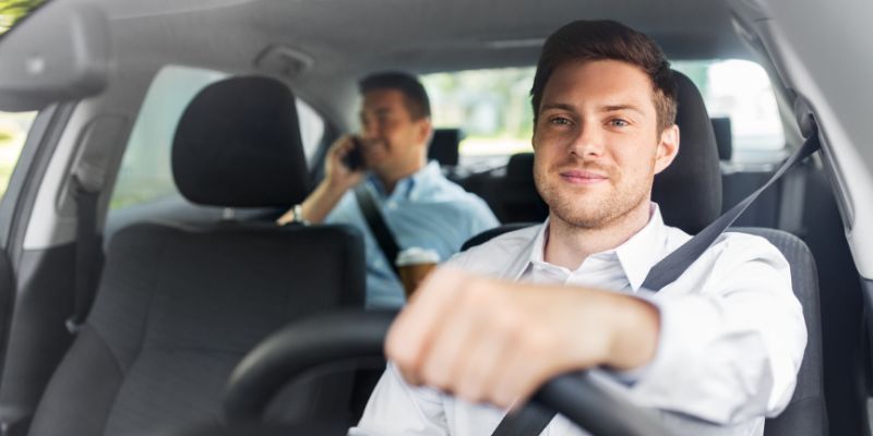 Trong kinh doanh vận tải hành khách bằng xe ô tô theo tuyến cố định, nhân viên phục vụ trên xe có quyền từ chối vận chuyển hành khách không?