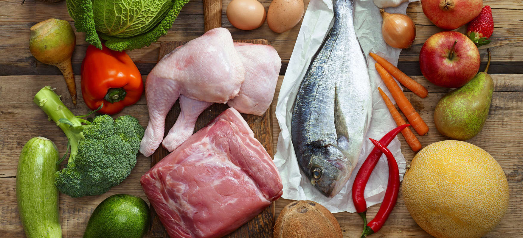 Dụng cụ, vật liệu bao gói, chứa đựng thực phẩm của cơ sở sản xuất thực phẩm tươi sống phải đáp ứng quy chuẩn kỹ thuật tương ứng đúng không?