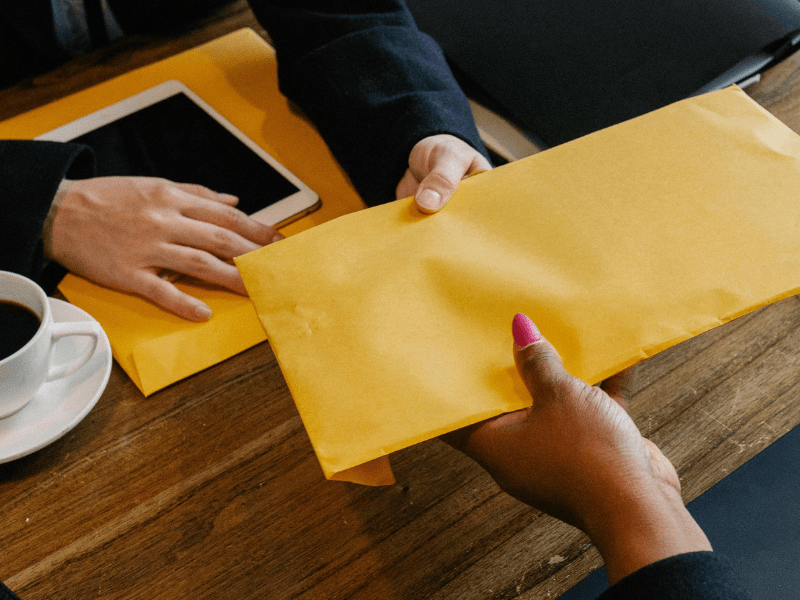 Hợp đồng mua bán trái phiếu doanh nghiệp chi tiết gồm những nội dung nào? Nội dung nào quan trọng nhất? Tại sao?