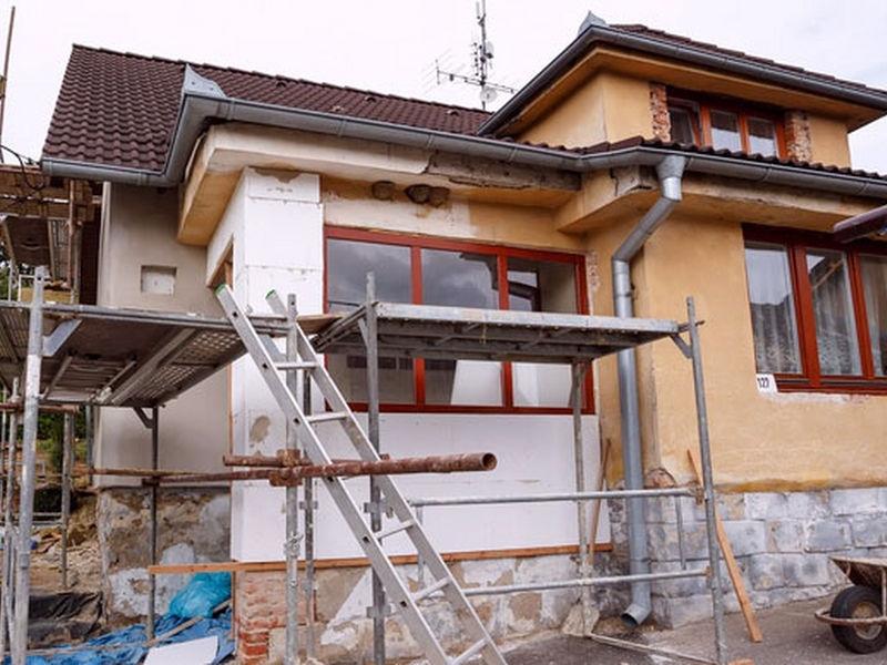 A ladder next to a house
Description automatically generated