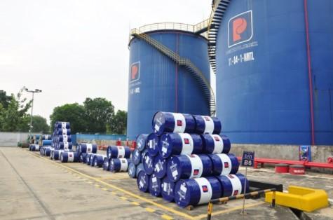 A large blue and white barrels
Description automatically generated
