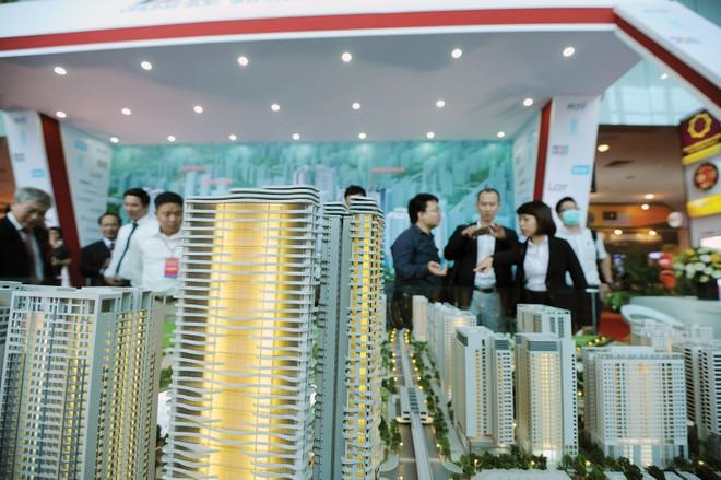 A group of people looking at a model of a city
AI-generated content may be incorrect.
