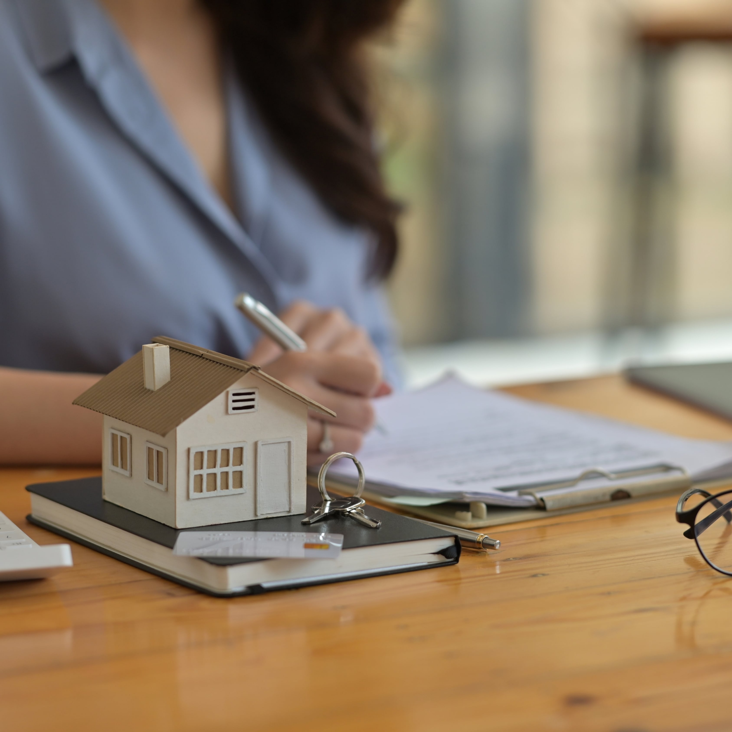 Quy định về hợp đồng thuê đất và tài sản cố định hiện nay như thế nào?