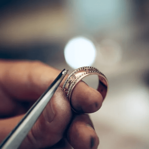 Hợp đồng gia công vàng là gì và những quy định pháp lý cần biết khi giao kết hợp đồng