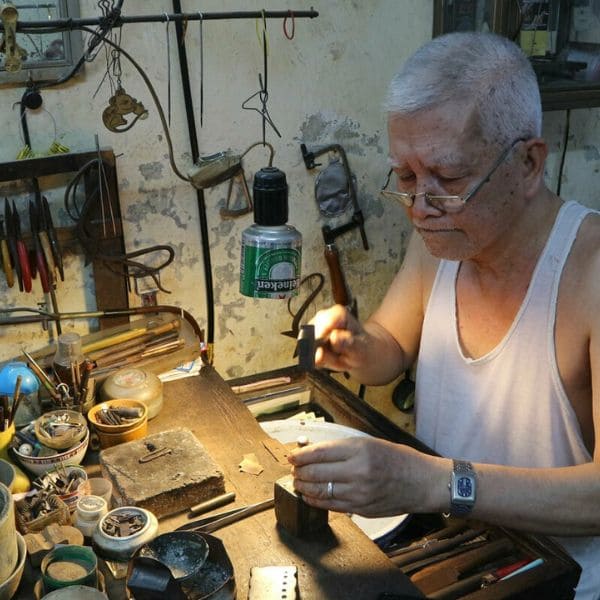 Sử dụng thợ không chứng chỉ kim hoàn và nguy cơ đình chỉ kinh doanh