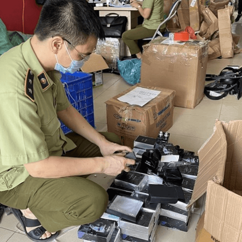 Trộn hàng giả lẫn vào hàng chính hãng để bán cho khách hàng có bị xử lý theo pháp luật không?