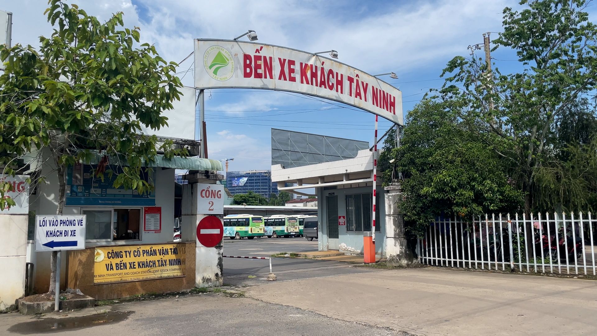 Nhà đầu tư tham gia dự án đầu tư bến xe khách theo hình thức xã hội hóa phải đảm​​​​​​​ bảo các yêu cầu nào?