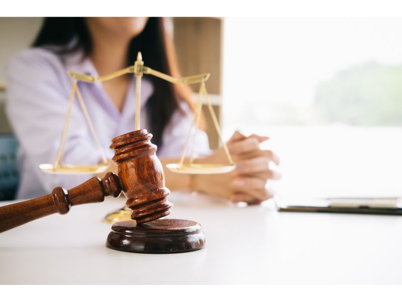 Khi cưỡng chế chuyển giao quyền sử dụng đất thi cần sự có mặt của những cơ quan nào?
