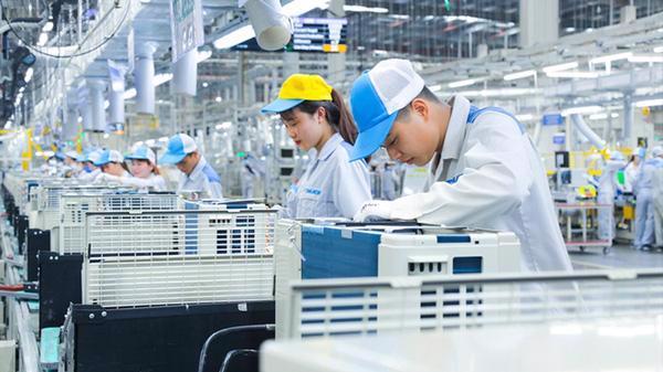 A group of people working in a factory

AI-generated content may be incorrect.