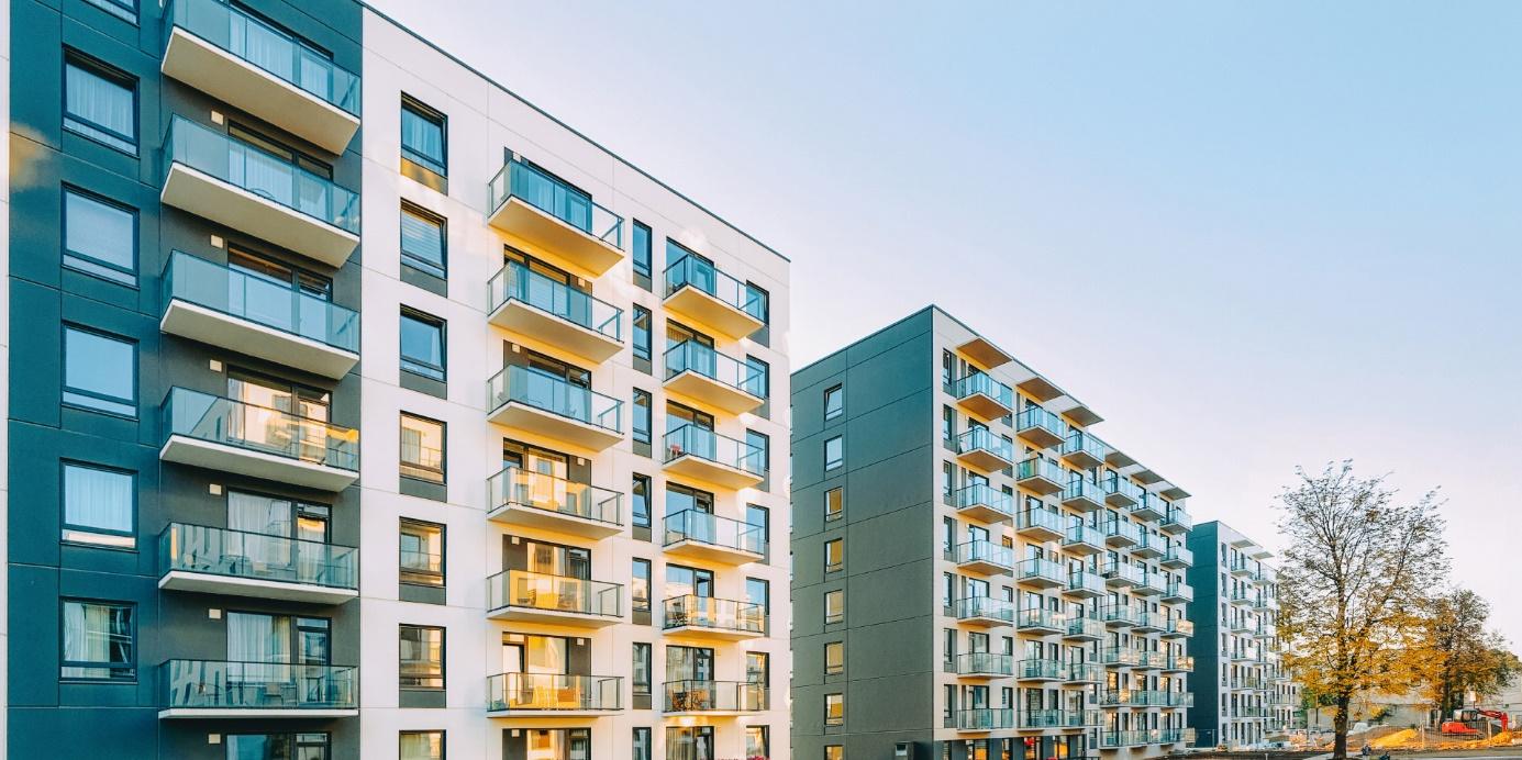 A group of buildings with balconies

AI-generated content may be incorrect.
