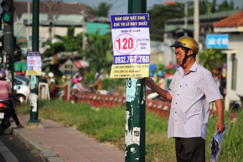 Treo, dán quảng cáo bán đất nền, cho vay tiền nóng trên cột điện, đèn giao thông bị xử phạt như thế nào?