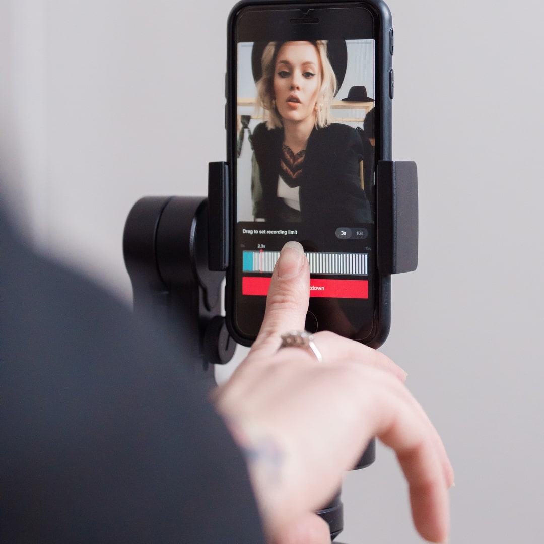 Quy định pháp luật về việc sử dụng hình ảnh và video của khách hàng