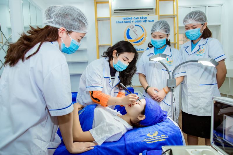 Không có chứng chỉ nhưng vẫn hành nghề phun xăm thẩm mỹ thì bị xử phạt như thế nào