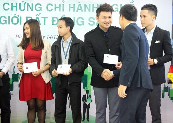 A group of people shaking hands

Description automatically generated
