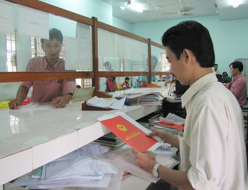 Đăng ký cấp Giấy chứng nhận quyền sử dụng đất mà không đủ điều kiện cấp thì có được tiếp tục sử dụng đất không?