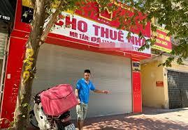 A person standing in front of a store
AI-generated content may be incorrect.