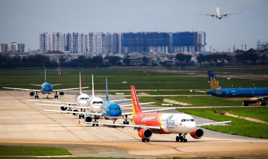 Several airplanes on the runway

AI-generated content may be incorrect.
